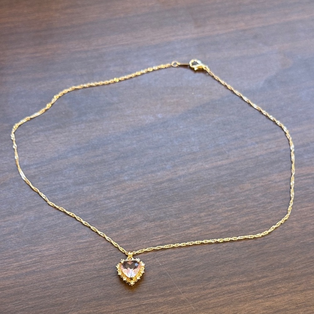 NWOT Gold Heart Pendant Necklace 🌺